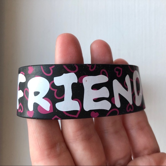 Black rubber & pink heart Friends bracelet - Picture 6 of 6